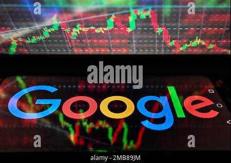 Polonia. 20th Jan, 2023. In questa immagine, il logo Google visualizzato su uno smartphone con borsa in background. (Credit Image: © Omar Marques/SOPA Images via ZUMA Press Wire) SOLO PER USO EDITORIALE! Non per USO commerciale! Foto Stock