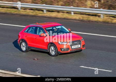 2013 Rosso AUDI Q3 TDI QUATTRO S LINE 1988 cc Diesel automatico a 7 velocità, T 300 PDK Auto Start/Stop; in viaggio sull'autostrada M61, Regno Unito Foto Stock