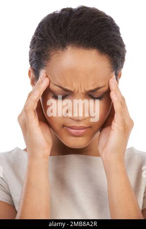 Mal di testa, donna d'affari e lo stress di un modello volto sensazione di ansia e burnout lavoro. Sfondo bianco, donna isolata e nera con fatica dal lavoro Foto Stock