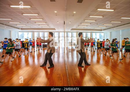 Bangkok, Thailandia. 20th Jan, 2023. Ekarat Janrathikarn (C), decano thailandese dell'Istituto Confucius della Via della Seta marittima, insegna il Tai Chi cinese agli studenti thailandesi al China Culture Center di Bangkok, Thailandia, 20 gennaio 2023. Più di 300 insegnanti e studenti thailandesi sono venuti a sperimentare la cultura cinese tradizionale in un evento organizzato congiuntamente dal Centro Culturale Cinese di Bangkok e dall'Istituto Confucio della Via della Seta Marittima prima del Capodanno lunare cinese. Credit: Wang Teng/Xinhua/Alamy Live News Foto Stock