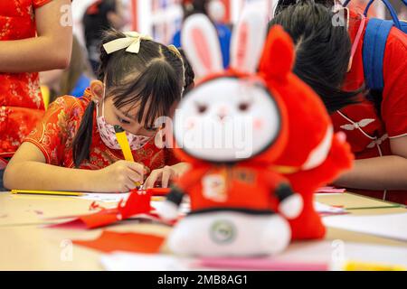 Bangkok, Thailandia. 20th Jan, 2023. Gli studenti thailandesi praticano il taglio di carta presso il China Culture Center di Bangkok, Thailandia, 20 gennaio 2023. Più di 300 insegnanti e studenti thailandesi sono venuti a sperimentare la cultura cinese tradizionale in un evento organizzato congiuntamente dal Centro Culturale Cinese di Bangkok e dall'Istituto Confucio della Via della Seta Marittima prima del Capodanno lunare cinese. Credit: Wang Teng/Xinhua/Alamy Live News Foto Stock