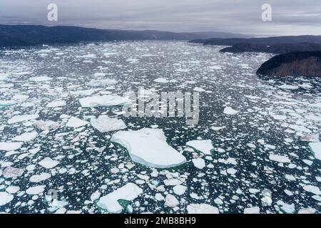 Iceberg in un fiordo vicino Ilulissat Groenlandia. Ghiacciaio di Jakobshaun nella baia di Disko Foto Stock