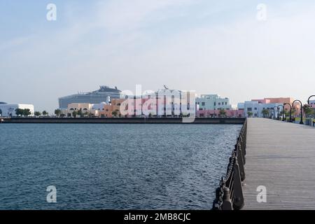 Vista mattutina della Mina District Corniche nel vecchio porto di Doha, Qatar. Foto Stock