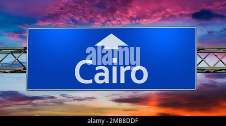 Cartello stradale che indica la direzione per la città del Cairo. Foto Stock