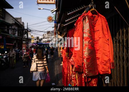 Bangkok, Thailandia. 20th Jan, 2023. L'abbigliamento Lunar New Year è venduto a BangkokÃs Chinatown, mentre i festeggiamenti Lunar New Year si alzano a Bangkok, Thailandia, venerdì 20 gennaio 2023. (Credit Image: © Andre Malerba/ZUMA Press Wire) SOLO PER USO EDITORIALE! Non per USO commerciale! Credit: ZUMA Press, Inc./Alamy Live News Foto Stock