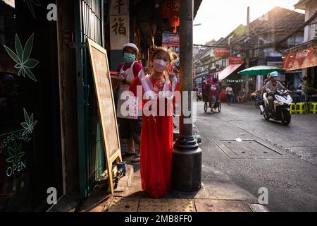 Bangkok, Thailandia. 20th Jan, 2023. Una giovane ragazza si posa per una foto vestita di abbigliamento Lunar Capodanno a BangkokÃs Chinatown, mentre i festeggiamenti Lunar nuovo anno si alzano a Bangkok, Thailandia, venerdì 20 gennaio 2023. (Credit Image: © Andre Malerba/ZUMA Press Wire) SOLO PER USO EDITORIALE! Non per USO commerciale! Credit: ZUMA Press, Inc./Alamy Live News Foto Stock