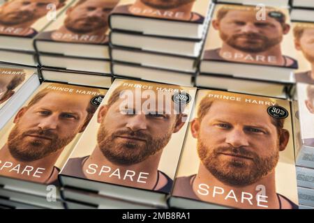 Copie del libro del principe Harry “Spare” in una libreria Barnes & Noble il giorno in cui va in vendita, martedì 10 gennaio 2023. (© Richard B. Levine) Foto Stock