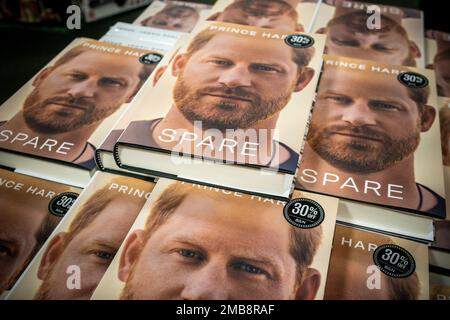 Copie del libro del principe Harry “Spare” in una libreria Barnes & Noble il giorno in cui va in vendita, martedì 10 gennaio 2023. (© Richard B. Levine) Foto Stock