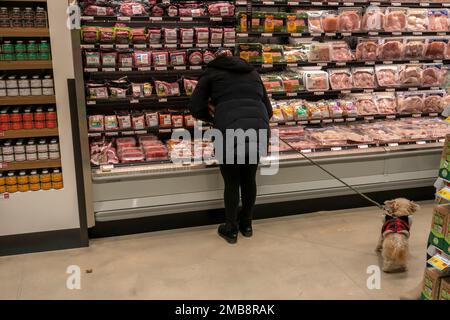 Shopping alla grande apertura di Whole Foods Market, supermercato Wall Street a New York mercoledì 11 gennaio 2023. Gli analisti prevedono che i dati sull'inflazione domani confermeranno che l'inflazione si sta raffreddando. (© Richard B. Levine) Foto Stock
