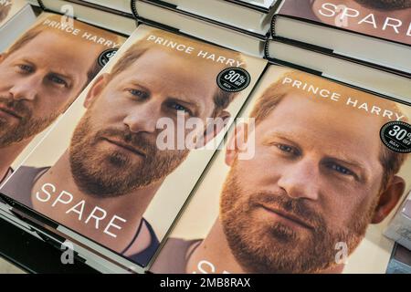 Copie del libro del principe Harry “Spare” in una libreria Barnes & Noble il giorno in cui va in vendita, martedì 10 gennaio 2023. (© Richard B. Levine) Foto Stock