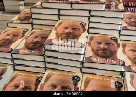 Copie del libro del principe Harry “Spare” in una libreria Barnes & Noble il giorno in cui va in vendita, martedì 10 gennaio 2023. (© Richard B. Levine) Foto Stock