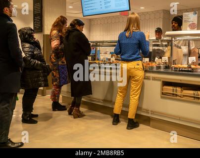 Gli impiegati pranzano alla grande apertura del supermercato Whole Foods Market Wall Street a New York mercoledì 11 gennaio 2023. Gli analisti prevedono che i dati sull'inflazione domani confermeranno che l'inflazione si sta raffreddando. (© Richard B. Levine) Foto Stock