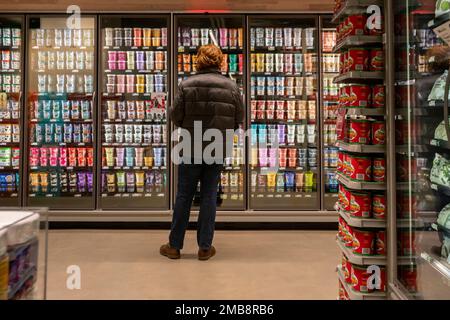 Shopping alla grande apertura di Whole Foods Market, supermercato Wall Street a New York mercoledì 11 gennaio 2023. Gli analisti prevedono che i dati sull'inflazione domani confermeranno che l'inflazione si sta raffreddando. (© Richard B. Levine) Foto Stock