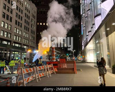 I lavoratori di con Edison lavorano in uno sfiato a vapore a Midtown Manhattan New York mercoledì 11 gennaio 2023. (© Richard B. Levine) Foto Stock