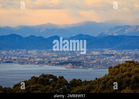 Splendido colore del tramonto in cielo sulle montagne e la città sulla costa Foto Stock