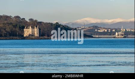 Firth of Forth, Scozia, Regno Unito, 20th gennaio 2023. Il tempo nel Regno Unito: Sole freddo. Una bella giornata di sole calmo ma molto freddo con la temperatura poco sopra il congelamento. Castello di Barnbougle nella tenuta di Dalmeny sulla riva del fiume con le colline innevate in lontananza. Credit: Sally Anderson/Alamy Live News Foto Stock