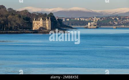 Firth of Forth, Scozia, Regno Unito, 20th gennaio 2023. Il tempo nel Regno Unito: Sole freddo. Una bella giornata di sole calmo ma molto freddo con la temperatura poco sopra il congelamento. Castello di Barnbougle nella tenuta di Dalmeny sulla riva del fiume con le colline innevate in lontananza. Credit: Sally Anderson/Alamy Live News Foto Stock