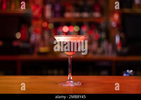 Cocktail freschi preparati in un bar in un pub o in un ristorante di alta strada Foto Stock