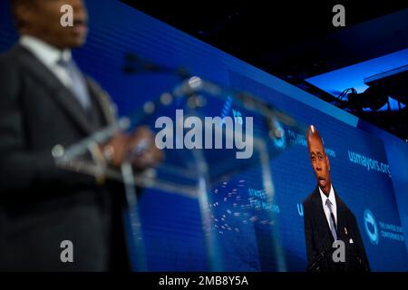 Il sindaco Eric Adams (democratico di New York, New York) tiene un discorso durante la Conferenza degli Stati Uniti dei Mayors 91st Winter Meeting al Capital Hilton di Washington, DC, mercoledì 18 gennaio 2023. Foto di Rod Lamkey/CNP/ABACAPRESS.COM Foto Stock