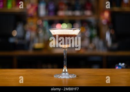 Cocktail freschi preparati in un bar in un pub o in un ristorante di alta strada Foto Stock