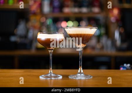 Cocktail freschi preparati in un bar in un pub o in un ristorante di alta strada Foto Stock