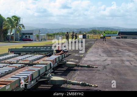 I membri delle forze armate francesi 33e Régiment d'Infanterie de Marine attendono il ritorno di un Osprey MV-22B assegnato a Marine Medium Tiltrotor Squadron (VMM) 266 durante l'esercizio franco-caraibico Caraibes 22 a Fort-de-France, Martinica, 13 giugno 2022. Caraibes 22 è un esercizio di formazione congiunta, su larga scala e a guida francese, nei Caraibi, che coinvolge attività navali, aeree e terrestri delle forze francesi, statunitensi e regionali, focalizzate sulla risposta a disastri naturali simulati. VMM-266 è un'unità subordinata alla 2nd Marine Aircraft Wing, che è l'elemento di combattimento aereo della II Marine Expeditionary Force Foto Stock