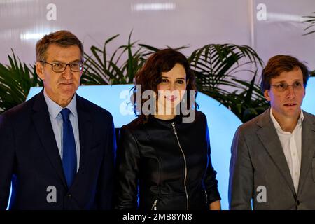 Madrid, Spagna. 20th Jan, 2023. FITUR Fiera Internazionale del Turismo di Spagna 2023. L a R, Alberto Nunez Feijoo, attuale presidente del Partido Popular dal 2022, Isabel Diaz Ayuso, Presidente della Comunità di Madrid e Jose Luis Martinez-Almeida, Sindaco di Madrid. IFEMA, Madrid, Spagna. Credit: EnriquePSans/Alamy Live News Foto Stock
