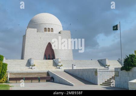 Foto del mausoleo di Quaid-e-Azam in una giornata di sole brillante, noto anche come mazar-e-quaid, famoso punto di riferimento del Pakistan di Karachi e attrazione turistica di P. Foto Stock