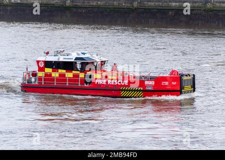 London Fire Brigade Fire Rescue Vessel di nome Tanner on the River Thames, Londra, Regno Unito. Barca di fuoco marina Foto Stock