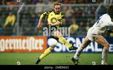 Gelsenkirchen, Germania. 16th Jan, 2023. Firo: Calcio 06.04.1993: Calcio: Archivio foto, archivio foto, archivio immagini, archivio, Europa League. Coppa UEFA stagione 1992/1993, 92/93, semifinali, prima tappa BVB, Borussia Dortmund - AJ Auxerre 2:0 Michael Rummenigge, azione singola Credit: dpa/Alamy Live News Foto Stock