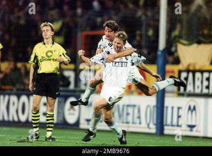 Gelsenkirchen, Germania. 16th Jan, 2023. Firo: Calcio 04.10.1996: Calcio: Archivio foto, archivio foto, archivio immagini, archivio, 1.Bundesliga: Stagione 1996/1997, 96/96, 9.matchday VfL Bochum - BVB, Borussia Dortmund 1:0 Tomasz Waldoch, figura intera, giubilo, grazie, dopo, suo, obiettivo, a, 1:0, con, E, Mathias Jack Credit: dpa/Alamy Live News Foto Stock