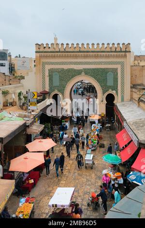 Fez, Marocco - grande porta della città Bab Bou Jeloud dall'interno dell'antica medina di Fes el Bali. Monumentale ingresso francese costruito nel 1913. Persone per strada. Foto Stock