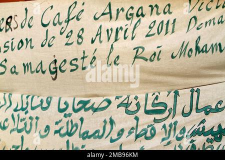 Banderolo. En mémoire de l'attentat terroriste du 28 avril 2011 sur la Place Jamma El Fna. Café Argana. Marrakech. Maroc. / Banner. In memoria del t Foto Stock