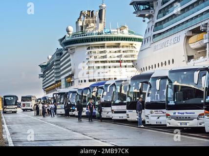 Roma, Italia - 10 giugno 2016: I tour in autobus e le guide turistiche aspettano al porto delle navi da crociera per i passeggeri che sono in programma per i tour attraverso la città di Roma. Foto Stock