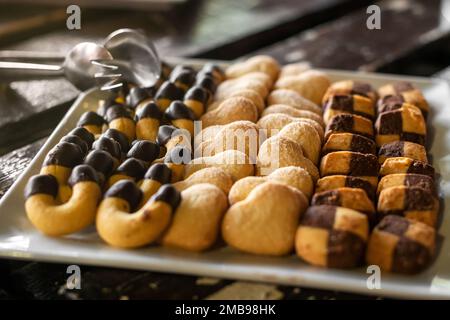 Angolo alto di biscotti freschi fatti in casa con pasta frolla, cuore a ferro di cavallo e forma quadrata Foto Stock