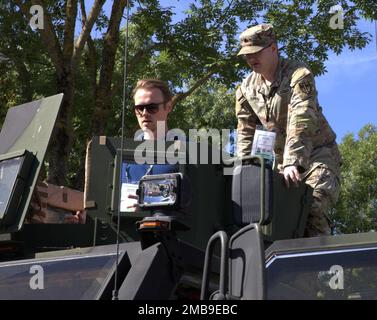 Connor Nupen, un ufficiale di polizia militare della Brigata di polizia militare del 18th, offre una dimostrazione interattiva sulle capacità del veicolo all-Terrain protetto da imboscata resistente alle mine, o MAT-V, ad un assistente di fiera durante l'Eurosatory 2022, lunedì 13 giugno a Parigi, Francia. Eurosatory è la più grande fiera internazionale per la sicurezza e la difesa del territorio – l'evento 2022 ha ospitato oltre 1.800 espositori provenienti da più di 150 paesi e ha ammesso più di 57.000 partecipanti. Foto Stock