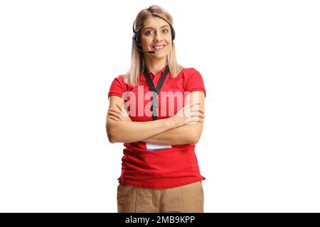 Donna dispatcher in una t-shirt rossa che indossa una cuffia con microfono vivavoce e sorridente isolato su sfondo bianco Foto Stock