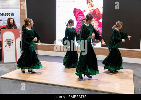 Fiammingo. Donne che fanno flamenco. FITUR. IFEMA. Fiera turistica. Evento che si svolge ogni anno a Ifema, nella città di Madrid, Spagna. MADRID Foto Stock