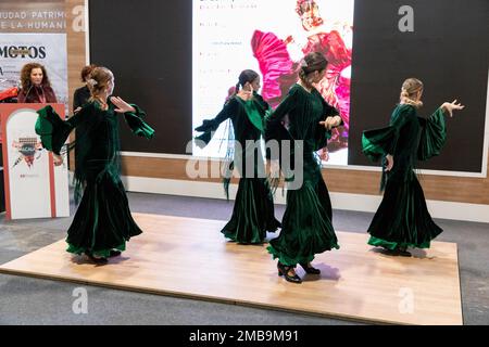 Fiammingo. Donne che fanno flamenco. FITUR. IFEMA. Fiera turistica. Evento che si svolge ogni anno a Ifema, nella città di Madrid, Spagna. MADRID Foto Stock