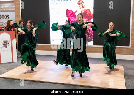 Fiammingo. Donne che fanno flamenco. FITUR. IFEMA. Fiera turistica. Evento che si svolge ogni anno a Ifema, nella città di Madrid, Spagna. MADRID Foto Stock