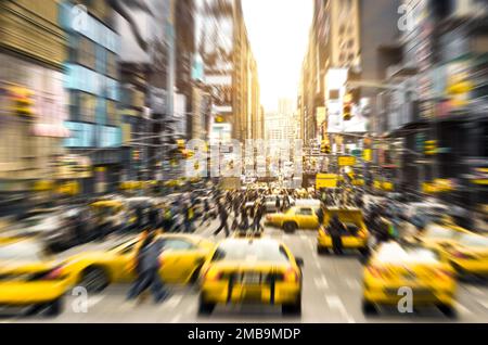 Ora di punta con taxi taxi giallo e melting pot persone su 7th AV. Nel centro di Manhattan prima del tramonto - cartolina sfocata luminosa di New York Foto Stock