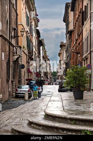 Roma, Italia - 10 giugno 2016: Due donne che camminano insieme in una stretta stradina residenziale della città di Roma. Foto Stock