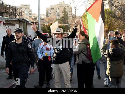 Gerusalemme est, Cisgiordania. 20th Jan, 2023. Venerdì 20 gennaio 202, un'attivitadi sinistra israeliana sventola la bandiera nazionale palestinese durante una protesta contro gli insediamenti ebrei e gli sfratti domestici nel quartiere Sheikh Jarrah a Gerusalemme est. La polizia israeliana ha ignorato gli ordini del nuovo Ministro della sicurezza Nazionale ultra nazionalista Itamar ben Gvir di rimuovere le bandiere palestinesi in pubblico. Foto di Debbie Hill/ Credit: UPI/Alamy Live News Foto Stock