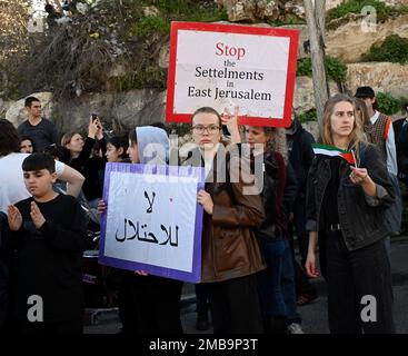 Gerusalemme est, Cisgiordania. 20th Jan, 2023. Gli attivisti di sinistra e i palestinesi israeliani hanno dei segnali durante una protesta contro gli insediamenti ebrei e gli sfratti domestici nel quartiere Sheikh Jarrah a Gerusalemme est, venerdì 20 gennaio 202. La polizia israeliana ha ignorato gli ordini del nuovo Ministro della sicurezza Nazionale ultra nazionalista Itamar ben Gvir di rimuovere le bandiere palestinesi in pubblico. Foto di Debbie Hill/ Credit: UPI/Alamy Live News Foto Stock