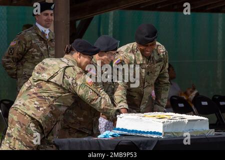 Il comando Sgt. Maj. Alexandra Perez, un istruttore assegnato alla tedesca Accademia ufficiale non commissionato a Delitzsch, Germania, ha lasciato, PFC. Michael Huymaier assegnato alla 7th Army Noncommissioned Officer Academy, centro, James R. Holmes III, il 35th° Comandante dell'Esercito 7th NCOA, a destra, tagliò una torta alla Grafenwoehr Training Area, Germania, 14 giugno 2022. La torta è stata presentata ai laureati del Basic leader Course, classe 07-22, e commemorava il 247th° compleanno dell'Esercito. Foto Stock