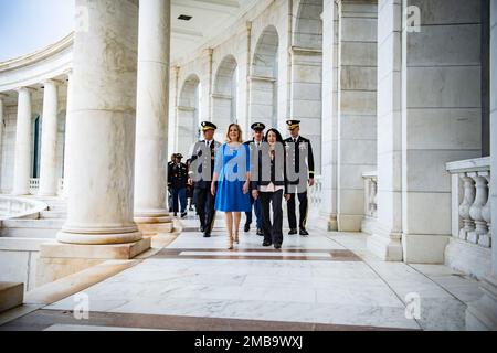 (Da sinistra a destra): Capo di stato maggiore dell'esercito del genere James McConville; Segretario dell'esercito Christine Wormuth; comando Sergente maggiore dell'esercito Charles Albertson, ufficiale esecutivo, Sergente maggiore dell'esercito; Karen Durham-Aguilera, direttore esecutivo, Cimiteri militari nazionali dell'esercito; Pepin, comandante generale, Joint Task Force - National Capital Region e gli Stati Uniti Army Military District di Washington; passeggia attraverso il Memorial Amphitheater presso il cimitero nazionale di Arlington, Arlington, Virginia, 14 giugno 2022. Wormuth, McConville e Albertson erano all'ANC per partecipare ad un ho completo dell'esercito Foto Stock