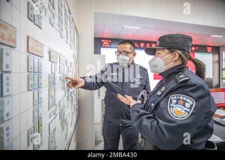 (230120) -- CHONGQING, 20 gennaio 2023 (Xinhua) -- su Yeping (R), un membro dell'unità di polizia ferroviaria femminile 'Fanghua', parla con la sua collega a Chongqing, Cina sudoccidentale, 18 gennaio 2023. L'unità femminile di polizia ferroviaria 'Fanghua' dell'ufficio di polizia ferroviaria di Chongqing è composta da sette poliziotti femminili di età media di 29 anni. Sono responsabili di alcuni treni passeggeri da Chongqing a Xi'an. Durante i 40 giorni del Festival di primavera corsa, anche noto come "chunyun", ogni membro dell'unità lavorerebbe sul treno con un chilometraggio di viaggio di circa 40.000 chilometri. (Xinhua/Huang noi Foto Stock