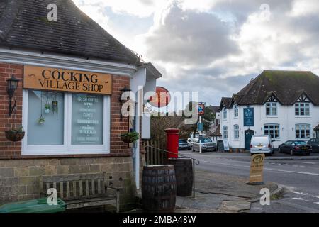 Il negozio del villaggio di Cocking e il pub Blue Bell nel Sussex Occidentale, Inghilterra, Regno Unito Foto Stock