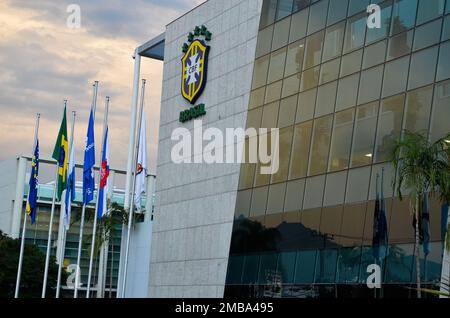 Confederazione brasiliana di calcio CBF sede centrale edificio, vista generale. L'emblema della confederazione di calcio è visto sulla parte anteriore - 05.28.2015 Foto Stock