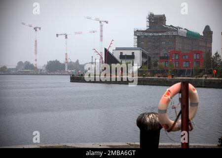 Guardando attraverso l'East Float dock a Birkenhead verso uno sviluppo urbano Splash Housing a Wirral Waters Wirral Waters farà parte del Liverpool City Region Freeport, che è stato annunciato di recente dal governo conservatore. Foto Stock